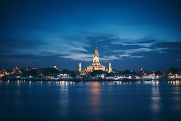 eine Stadt in der Nacht mit einem großen Gebäude im Hintergrund