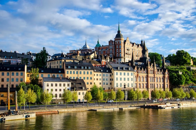 Eine Stadt ist eine Stadt mit einem Schloss im Hintergrund