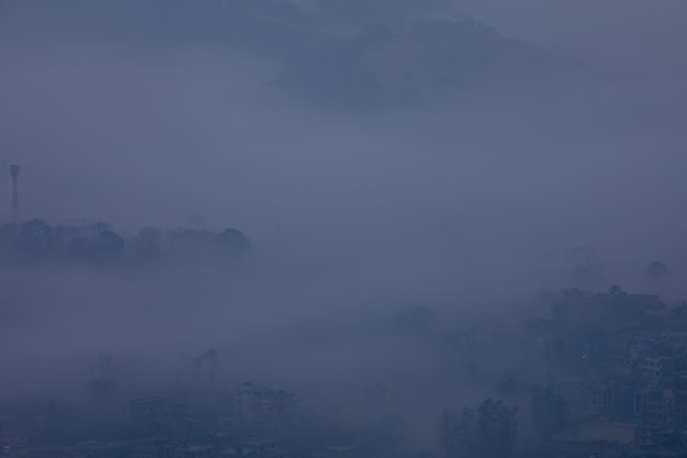 Eine Stadt ist in Nebel gehüllt und der Nebel ist in den Morgen gehüllt.