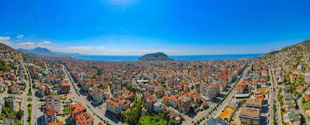 Eine Stadt mit einem blauen Ozean im Hintergrund