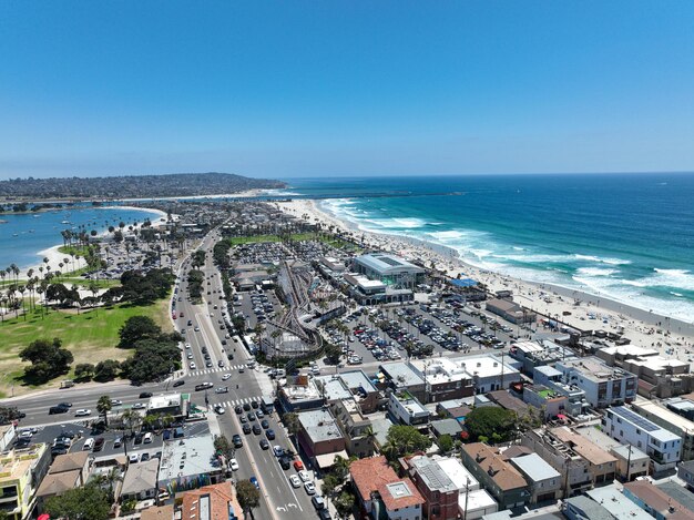 Foto eine stadt mit einem strand und einer stadt im hintergrund