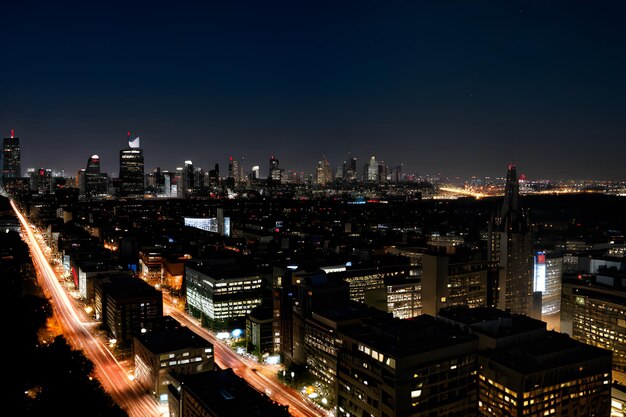 eine Stadt-Skyline in der Nacht