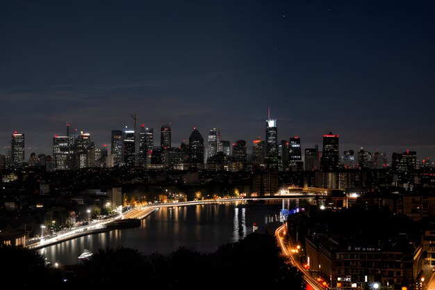 eine Stadt-Skyline in der Nacht