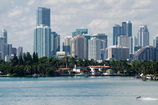 eine Stadt-Skyline mit einem Boot im Wasser und einer Stadt im Hintergrund