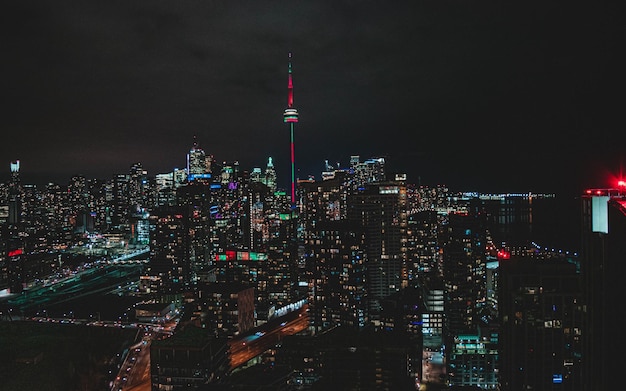 eine Stadt-Skyline mit einem roten und weißen Turm in der Mitte