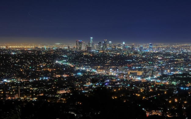 eine Stadt-Skyline mit einer Stadt im Hintergrund und den Stadtlichtern