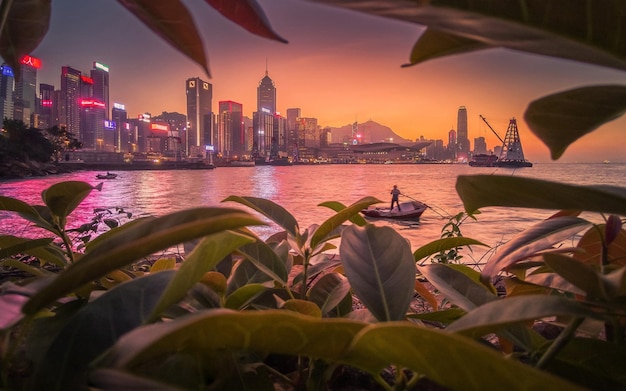 eine Stadt-Skyline mit einer Stadt im Hintergrund und einem Boot im Vordergrund