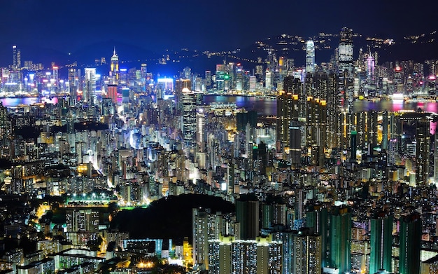 eine Stadt-Skyline mit einer Stadtskyline und einer Stadt in der Nacht