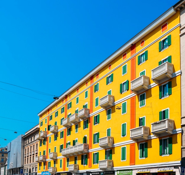 Eine Stadtstraße mit lebendigen und farbenfrohen Gebäuden