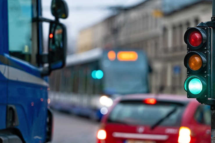 Foto eine stadtüberquerung mit einem semaphore auf verschwommenem hintergrund mit autos in den abendstraßen grünes licht