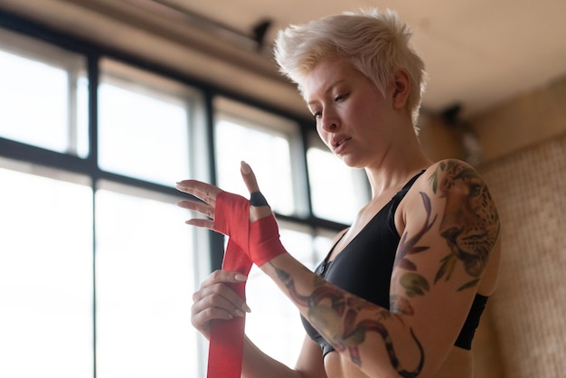 Foto eine starke frau trainiert im fitnessstudio crossfit-training