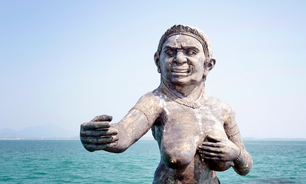 Eine Statue der Meerjungfrau in einem Hafen auf der Insel Samet
