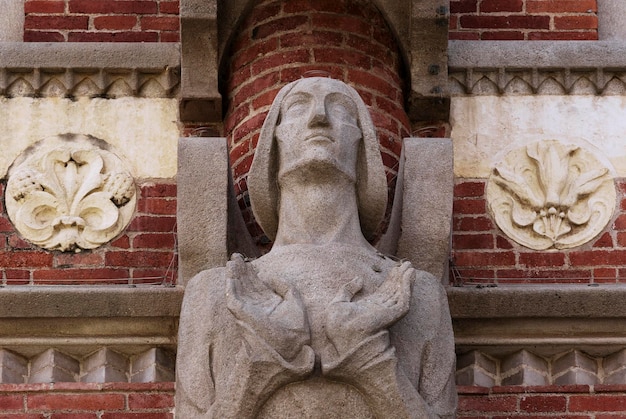 Eine Statue einer Frau mit einem Vogel darauf