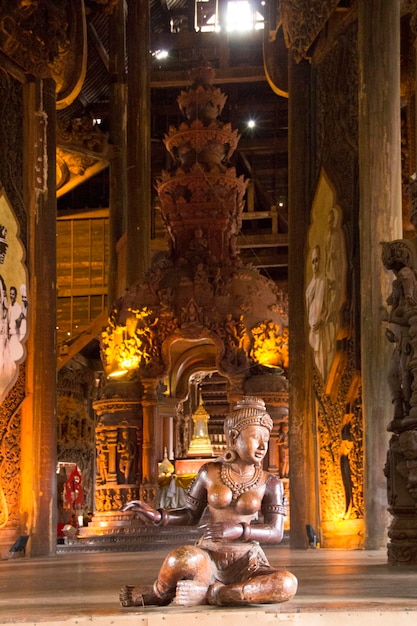 Eine Statue einer Frau sitzt in einem Tempel.