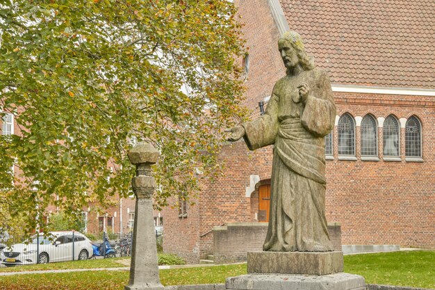 Foto eine statue einer frau vor einem gebäude