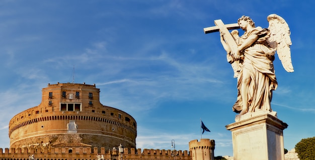 Eine Statue eines Engels auf Sant Angelo Bridge in Rom, Italien