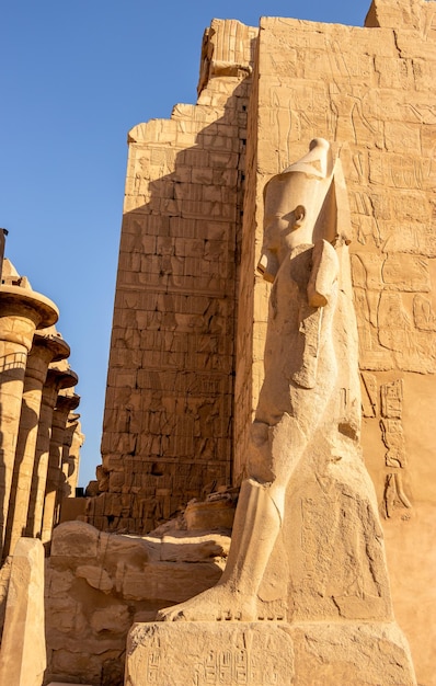 Eine Statue eines Pharaos mit einer großen Statue eines Königs auf der linken Seite.