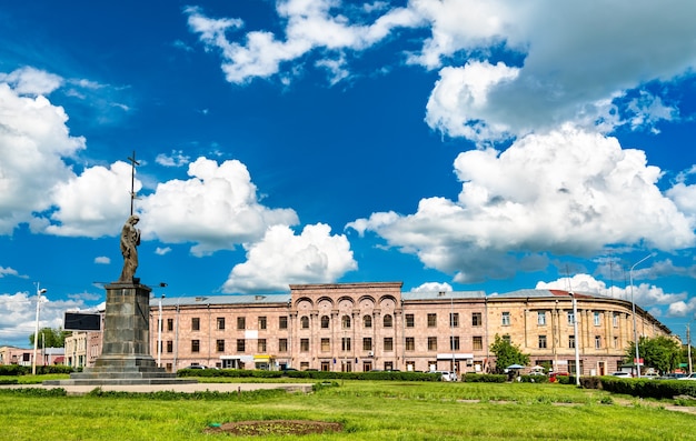 Eine Statue und die Universität am Platz der Unabhängigkeit in Gyumri, Armenien