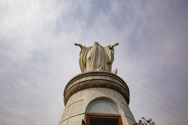 Eine Statue von Jesus steht auf dem Hügel in Santiago Chile