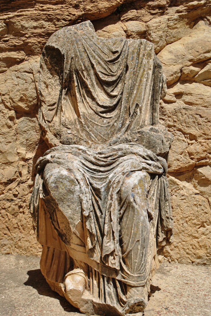 Eine Statue von Marcus Aurelius Roman ruiniert die archäologische Stätte von Dougga