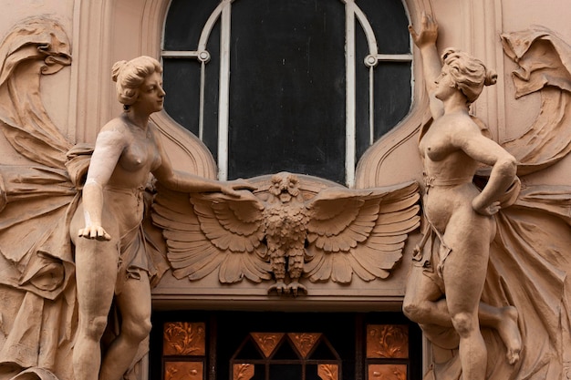 Eine Statue von zwei Frauen mit einem Adler auf der Vorderseite