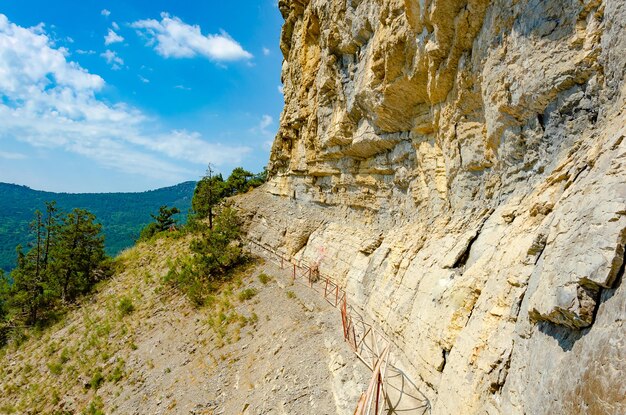 Eine steile Felswand mit einem Schild mit der Aufschrift "The Rock"