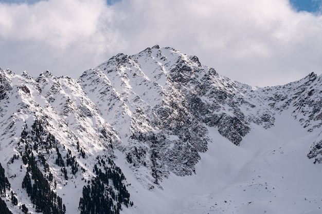 Eine steile, schneebedeckte Bergkette