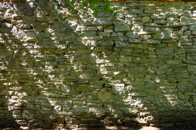 Eine Steinmauer, auf die die Sonne scheint