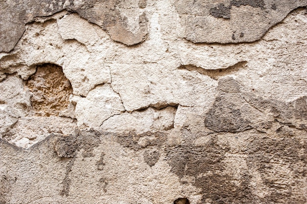 Eine Steinmauer mit einem Loch darin, auf dem „das Wort Liebe“ steht