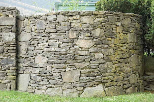 Eine Steinmauer mit Natursteinrahmen.