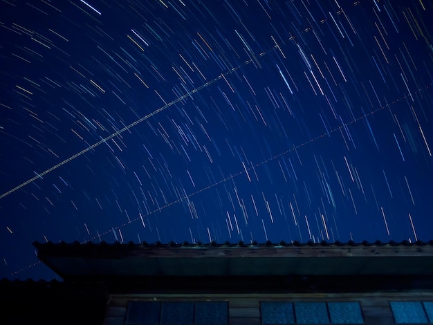 Eine Sternspur am Himmel über einem Haus