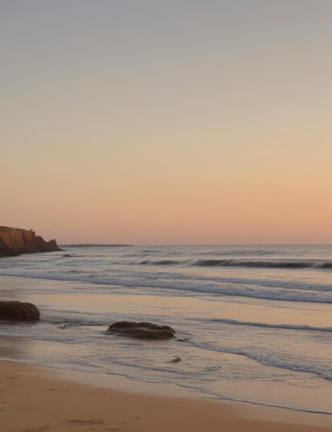 Eine Strandlandschaft bei Sonnenuntergang mit einer sanften Mischung aus Beige und Creme