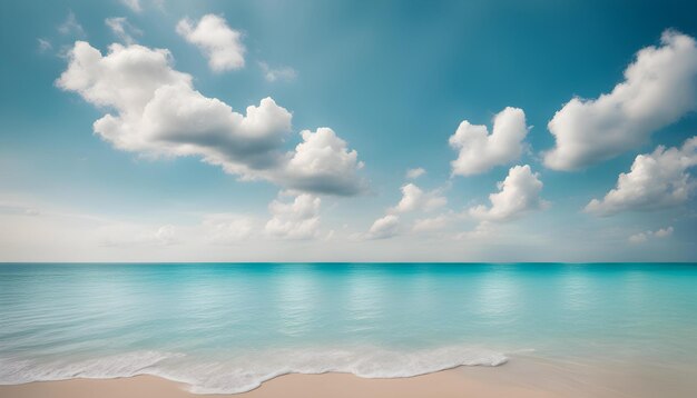 eine Strandszene mit dem Ozean und der Sonne, die auf dem Wasser scheint