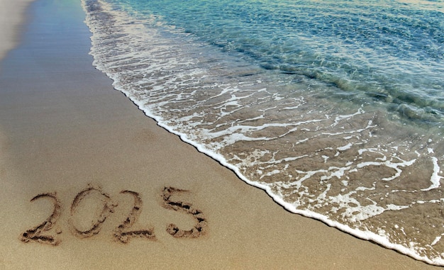 eine Strandszene mit der Zahl 20 im Sand geschrieben