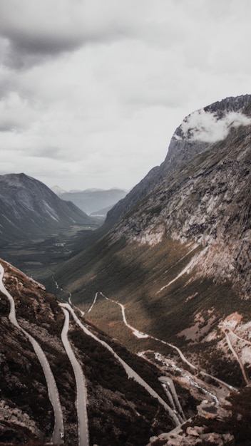 eine Straße durch die Berge