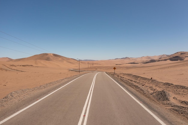 Foto eine straße hochspannungskabel und eine ampel mitten in der atacama-wüste in der nähe der stadt copiapo chile