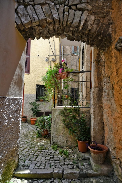 Eine Straße im historischen Zentrum von Maenza, einer mittelalterlichen Stadt in Lazio, Italien