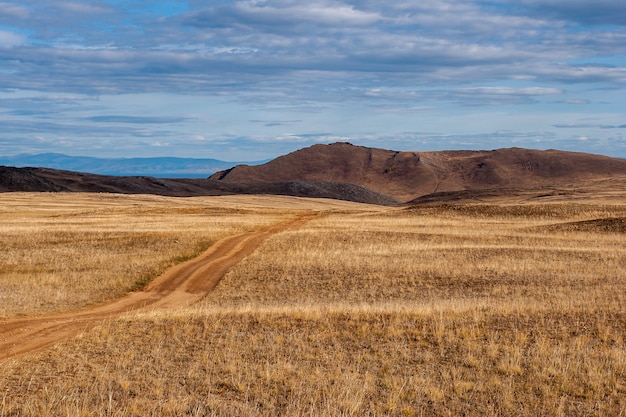 Eine Straße in der Steppe, die zu den Hügeln führt