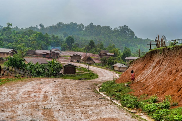 Foto eine straße in einem dorf mitten in einem tal im ländlichen laos in der regenzeit