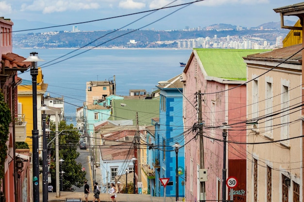 Foto eine straße in rio de janeiro mit blick auf das meer und einem schild mit der aufschrift „la rio“.