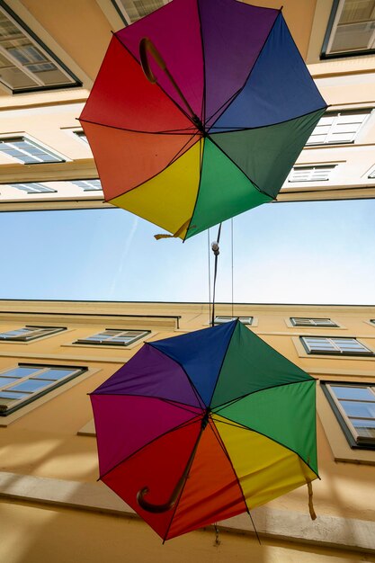 Eine Straße in Wien mit hängenden Regenschirmen