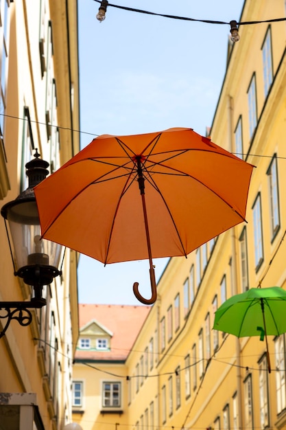 Eine Straße in Wien mit hängenden Regenschirmen