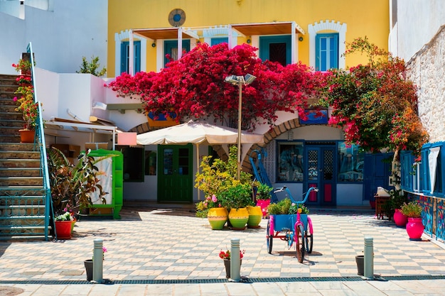 Eine Straße mit bunten Häusern in der Stadt Adamantas auf der Insel Milos in Griechenland