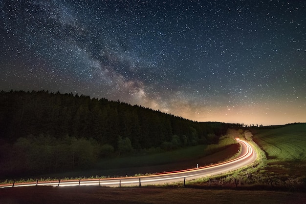 Foto eine straße mit einem auto, auf dem das wort 