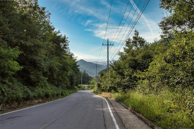 Eine Straße mit einem Berg im Hintergrund