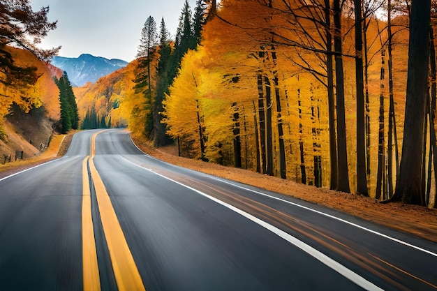 Eine Straße mit einer gelben Linie, auf der Herbst steht