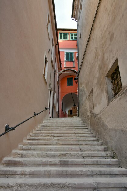 Eine Straße zwischen den alten Steinhäusern von Pratola Peligna, einem mittelalterlichen Dorf in den Abruzzen, Italien