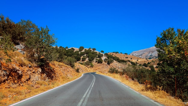 Eine Straße zwischen einem Meer und Bergen auf der Kreta-Insel, Griechenland