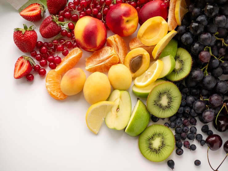 Eine Streuung von frischen, reifen Beeren und Früchten in verschiedenen Farben. Draufsicht.
