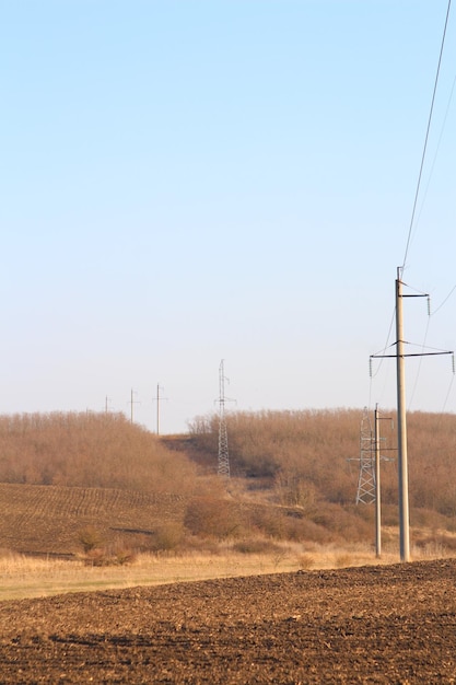 Eine Stromleitung auf einem Feld